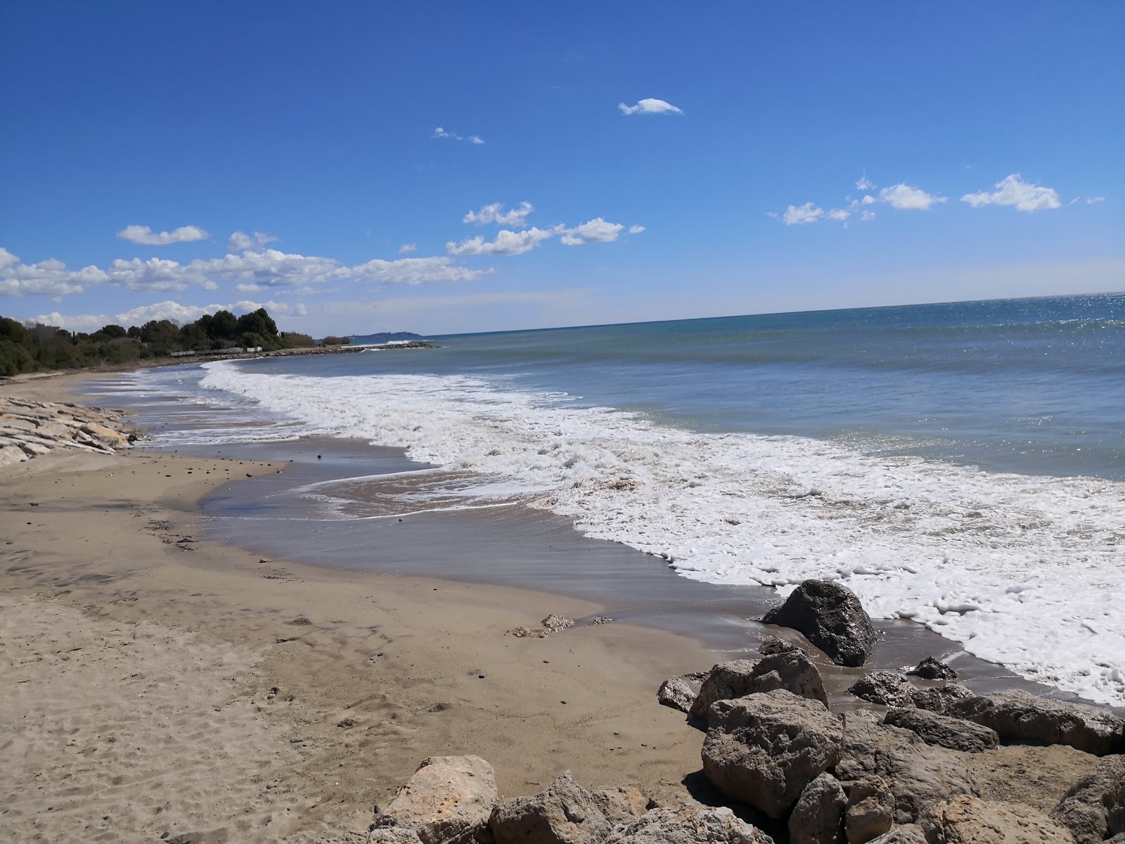 Φωτογραφία του Platja el paradis με μπεζ άμμος επιφάνεια