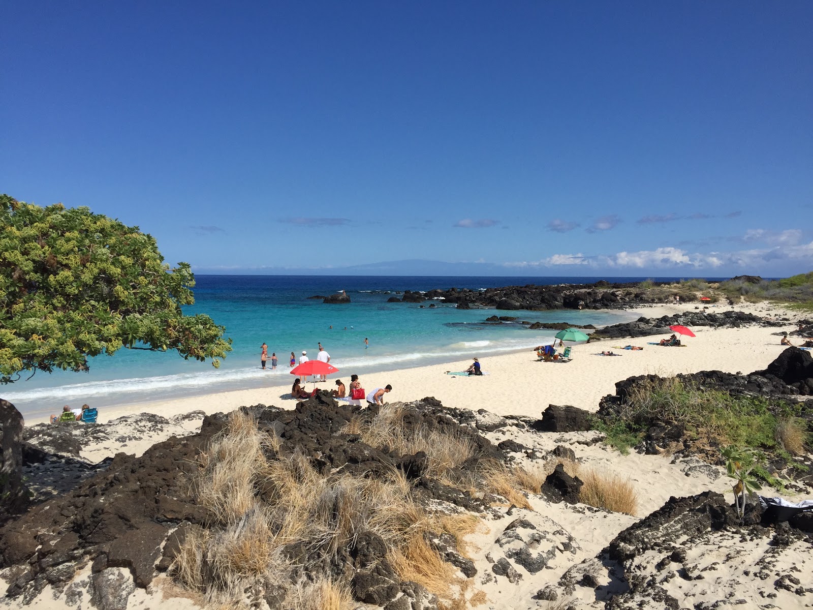 Foto di Makalawena Beach con una superficie del sabbia beige fine
