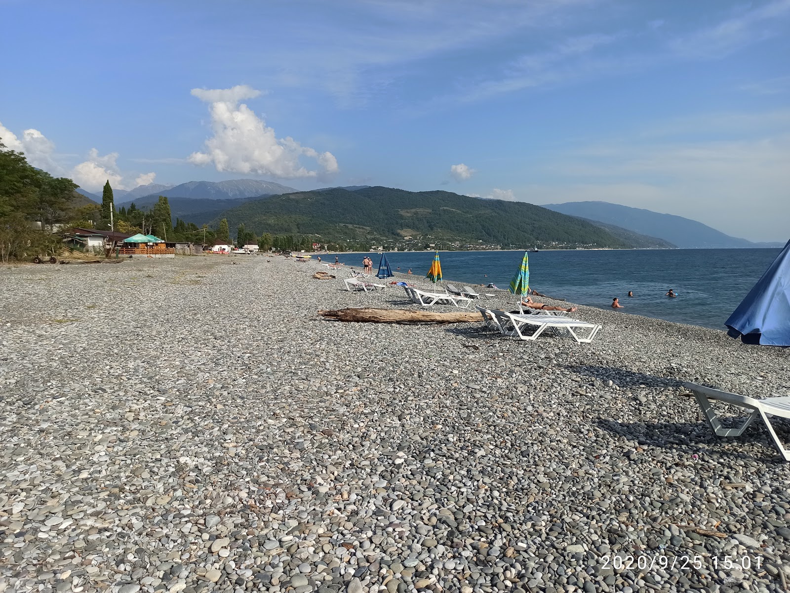 Foto von Tsandripsh beach mit beiger kiesel Oberfläche