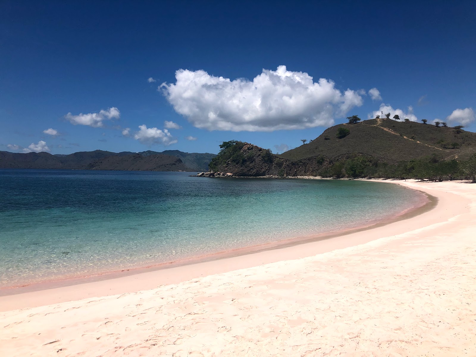 Foto von Pink Beach II Padar wilde gegend