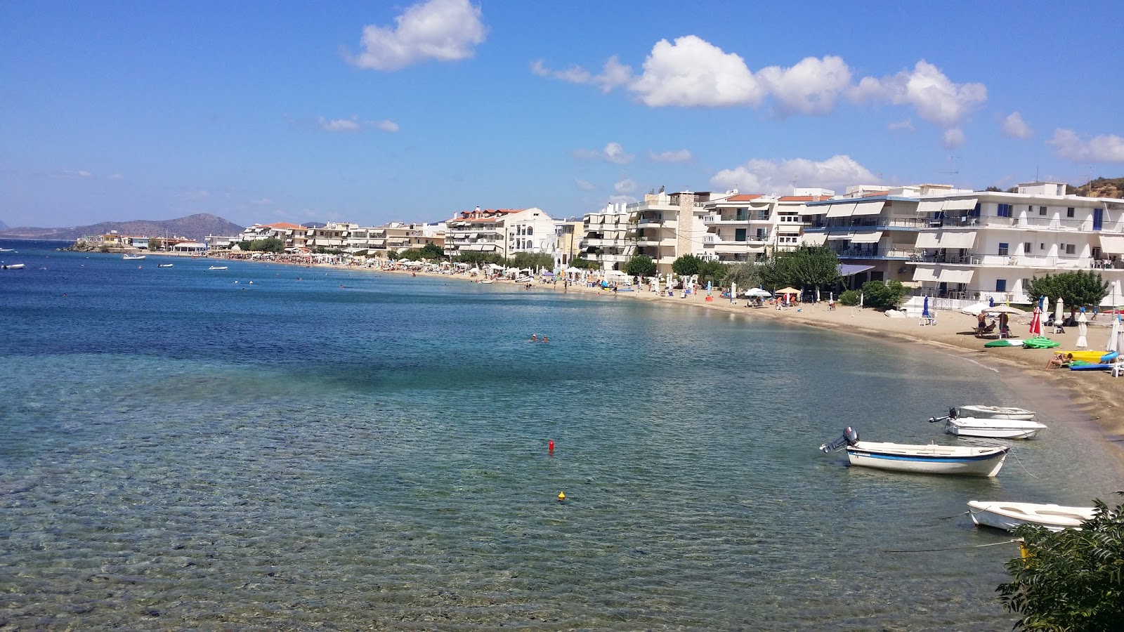 Foto de Kefala beach y el asentamiento