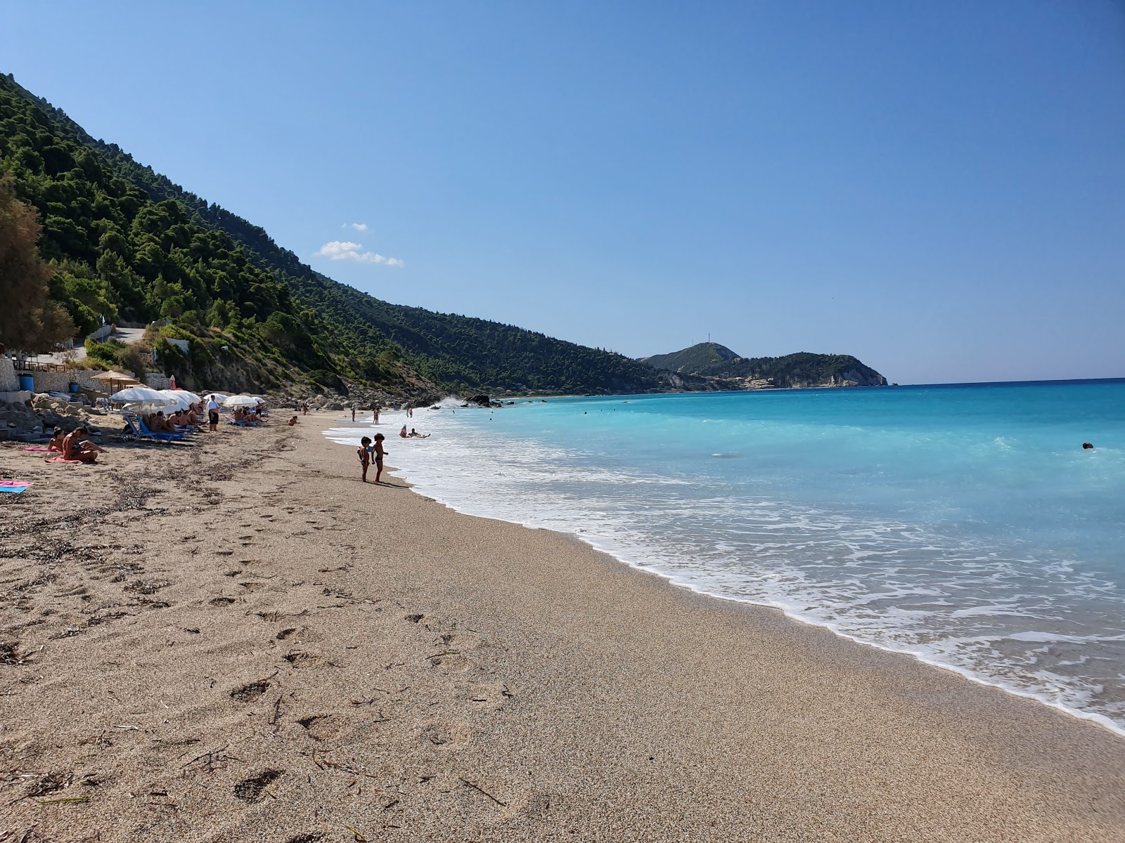 Pefkoulia Beach的照片 带有明亮的沙子表面