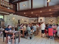 Atmosphère du L'Henriette restaurant (groupe 80 cvts) dans le Livradois Forez en Auvergne à 20 mn d'Ambert. Spécialité Auvergnate à Auzelles - n°9