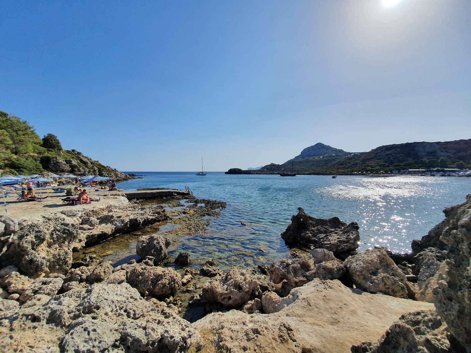 Foto av Ladiko Beach med turkos rent vatten yta