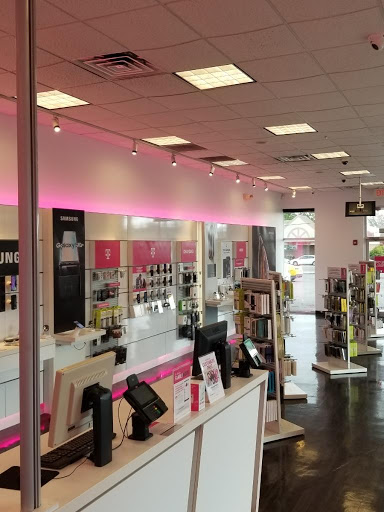 Cell Phone Store «T-Mobile», reviews and photos, 6 W North Ave, Northlake, IL 60164, USA