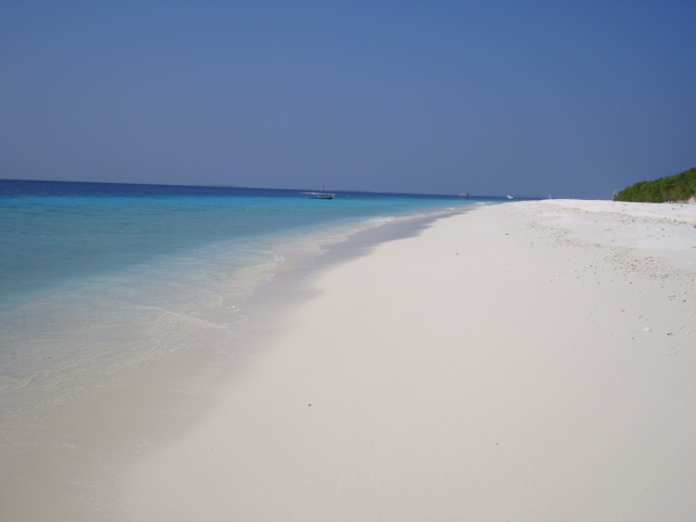 Foto de Nolhivaran Beach con arena blanca superficie