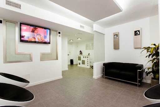 PL Clinica Dental. - Av. Arias Maldonado, 2, 29601 Marbella, Málaga