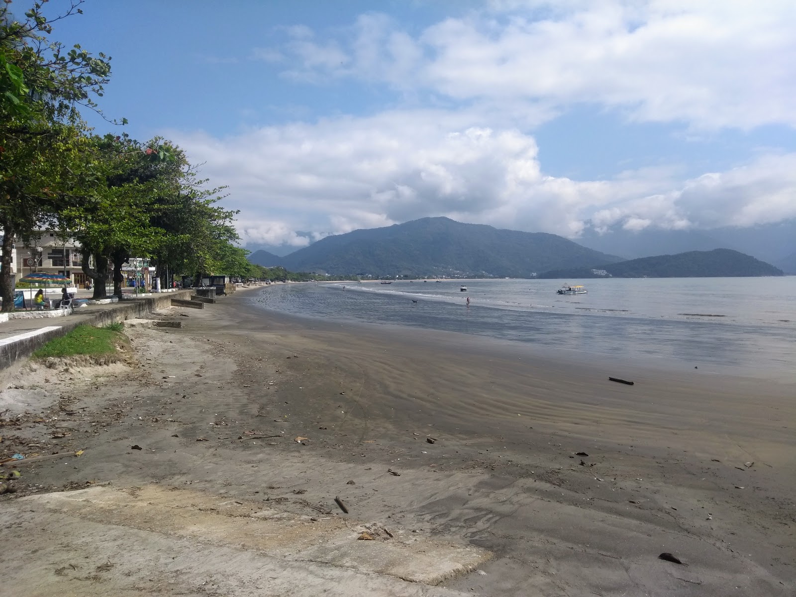 Foto de Praia do Itaguá e o assentamento