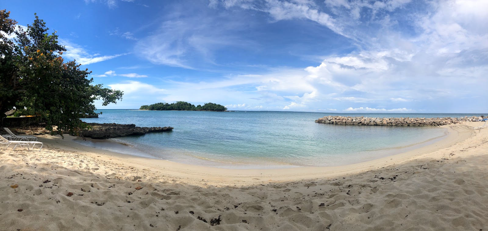 Foto di Orange Bay con una superficie del sabbia beige
