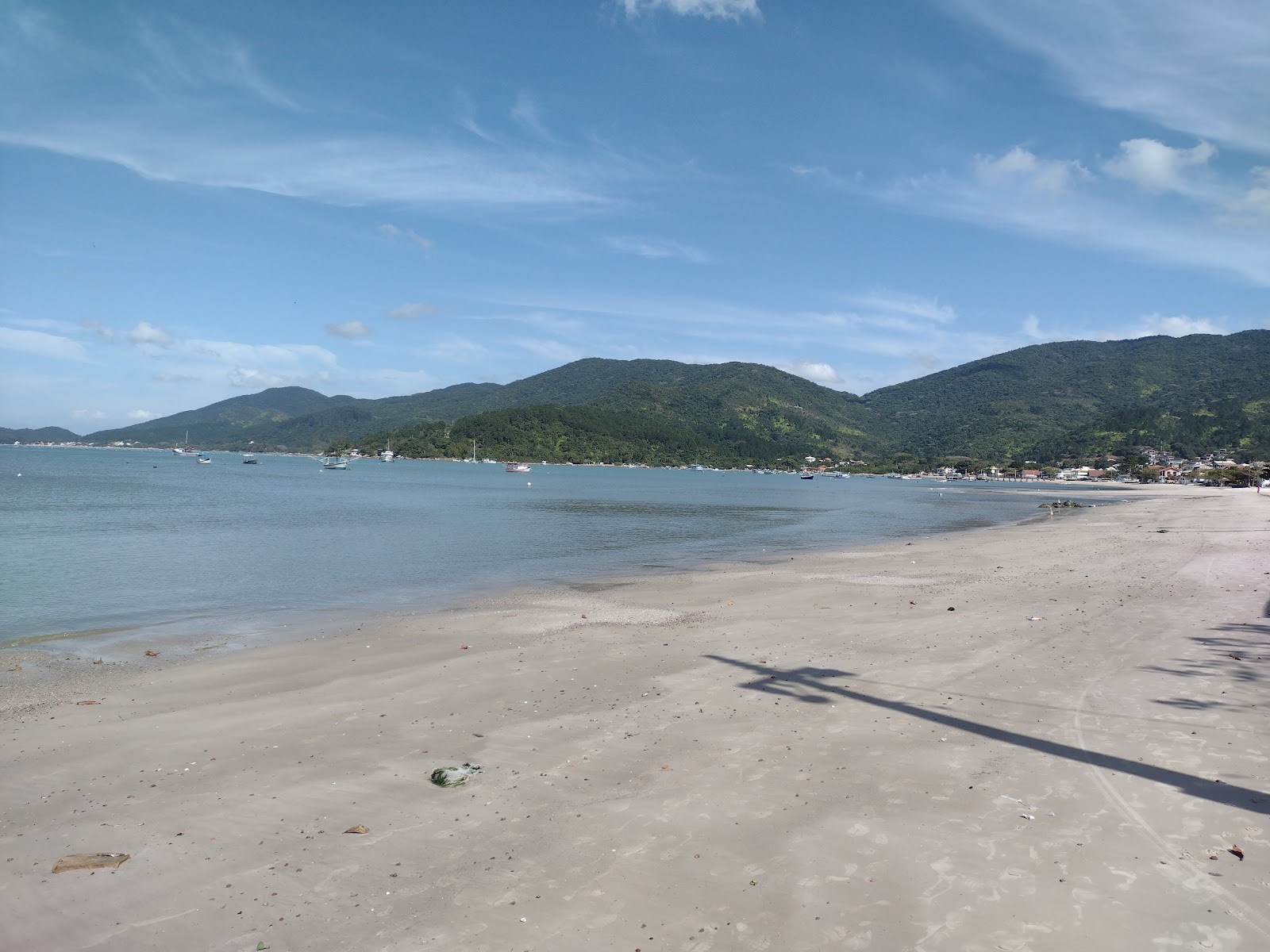 Photo de Praia da Armacao da Piedade protégé par des falaises