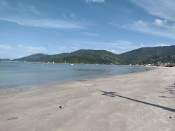 Photo de Praia da Armacao da Piedade protégé par des falaises