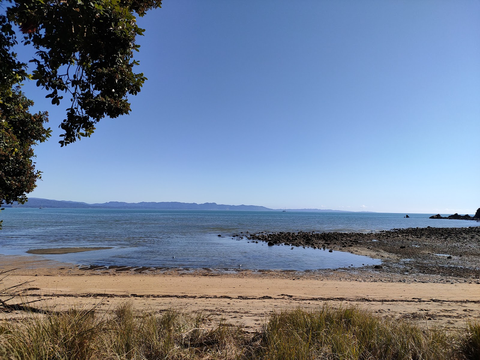 Photo de Ligar Bay Beach protégé par des falaises