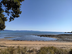 Photo de Ligar Bay Beach protégé par des falaises