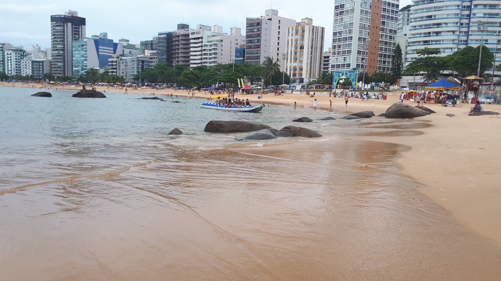Foto van Costa Strand met helder zand oppervlakte