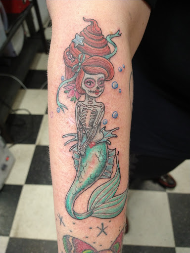 Tattoo Shop «Lucky Dog Tattoo», reviews and photos, 260 S Roosevelt Dr, Seaside, OR 97138, USA