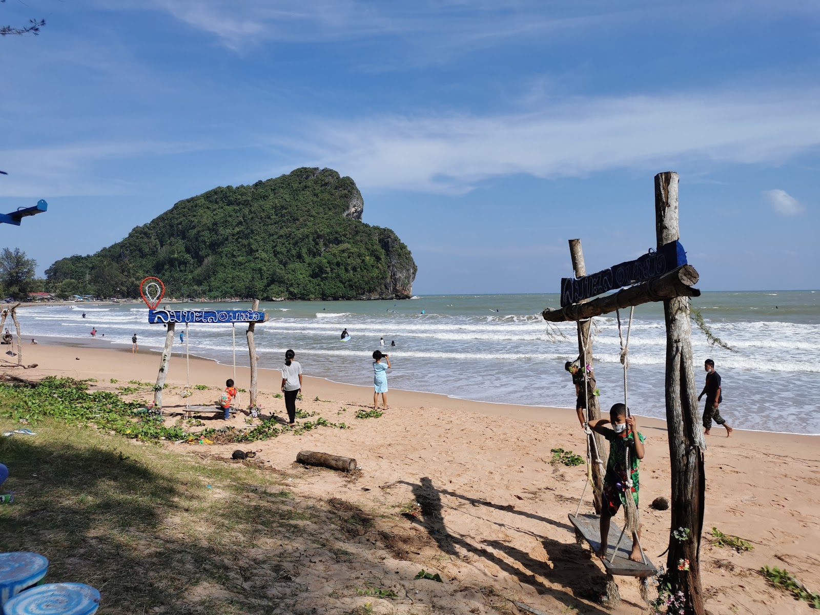 Foto de Bangburd Beach con agua cristalina superficie