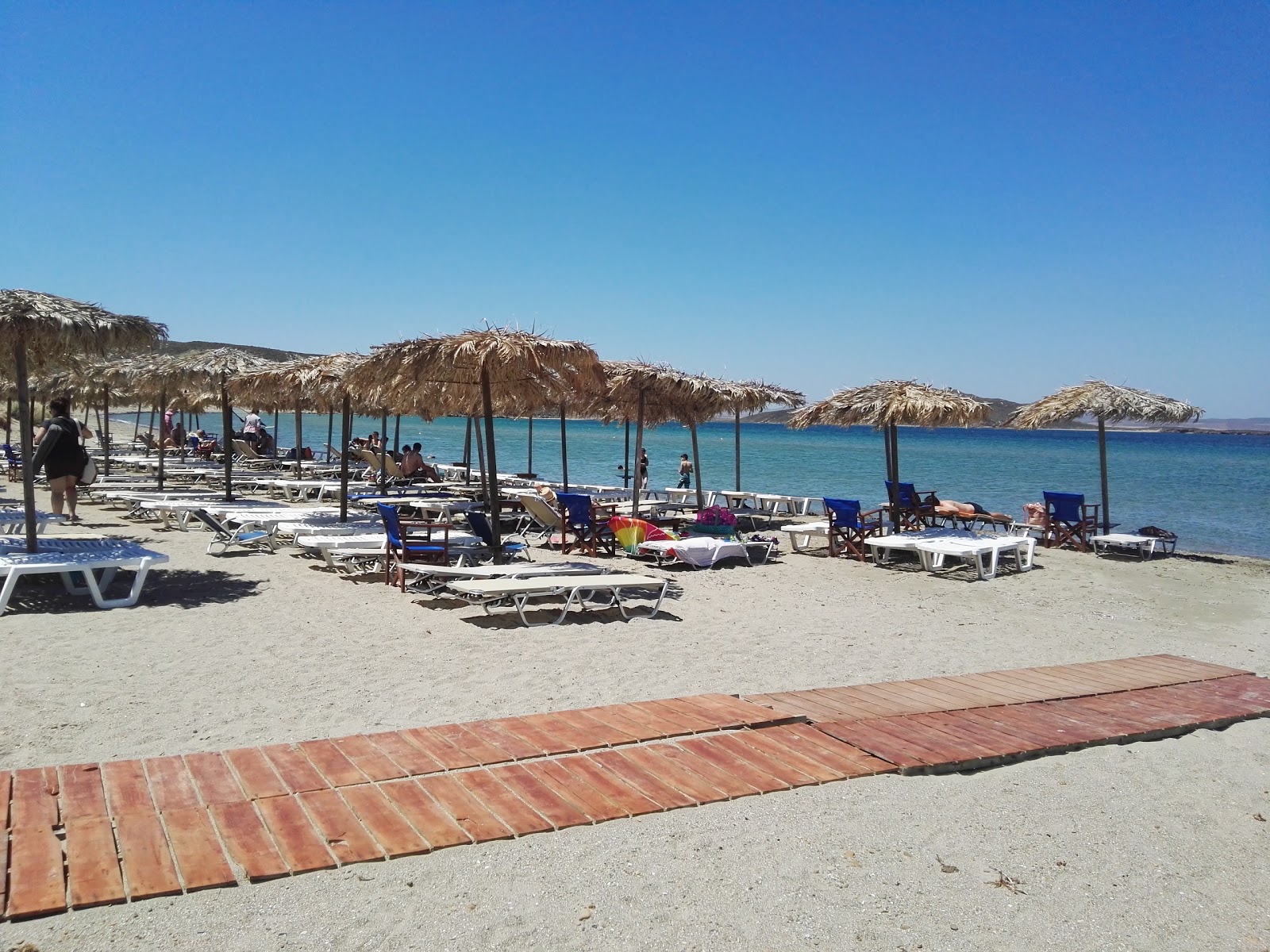 Photo de Paralia Saravari avec l'eau cristalline de surface