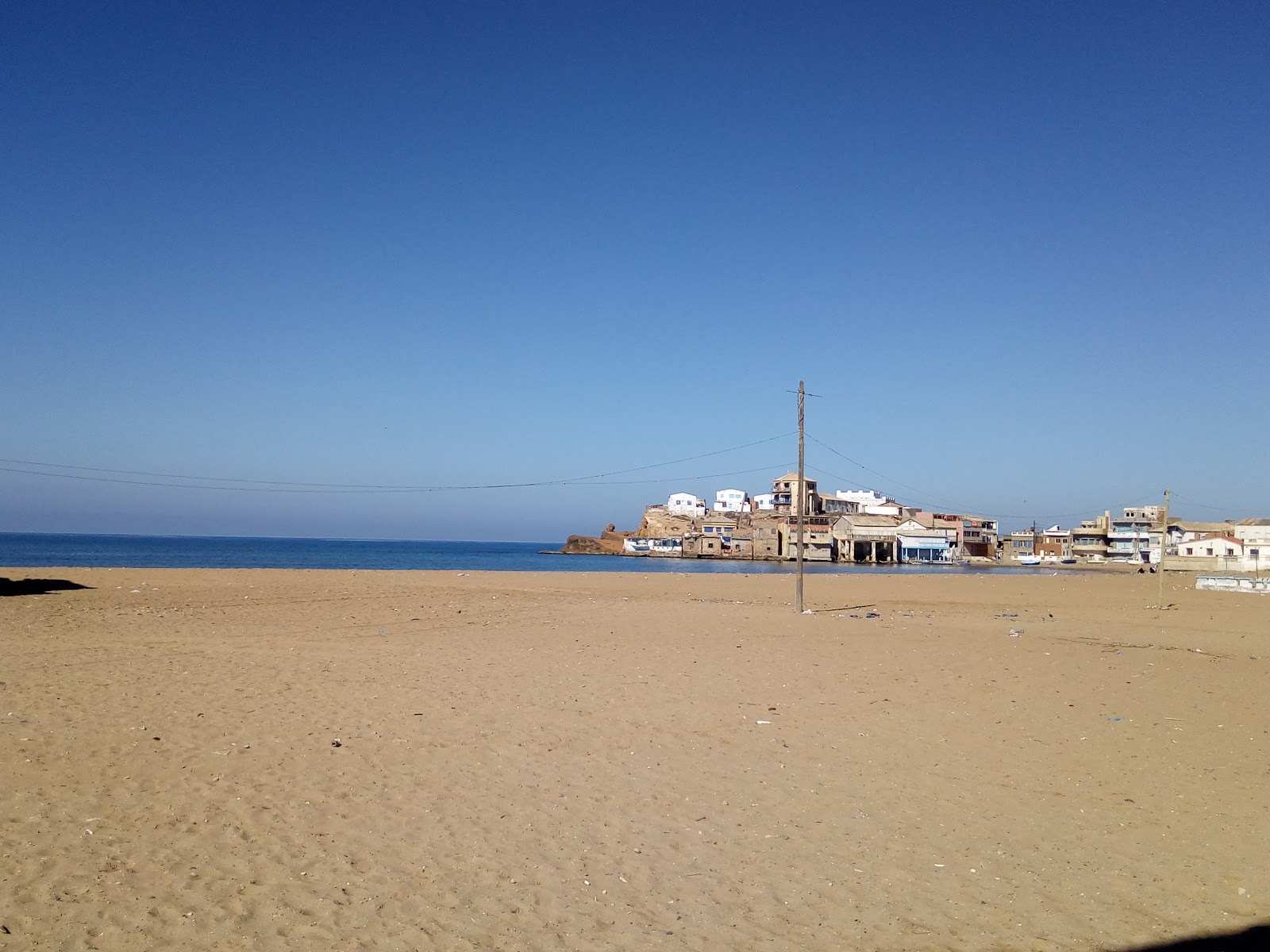 Foto de Plage Terga respaldado por acantilados