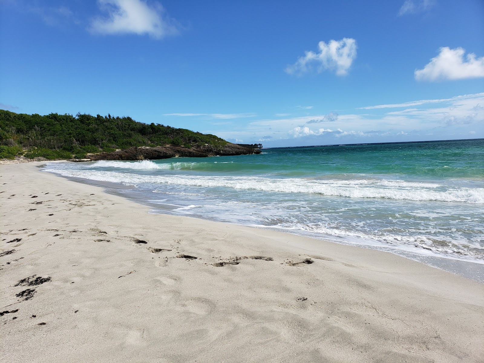 Φωτογραφία του Playa Media Luna με άσπρη άμμος επιφάνεια