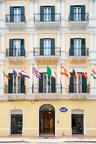 Isola Blu Apartments & Rooms e 18 Commensali Resta - Via Duca di Genova, 18, 74123 Taranto TA, Italy