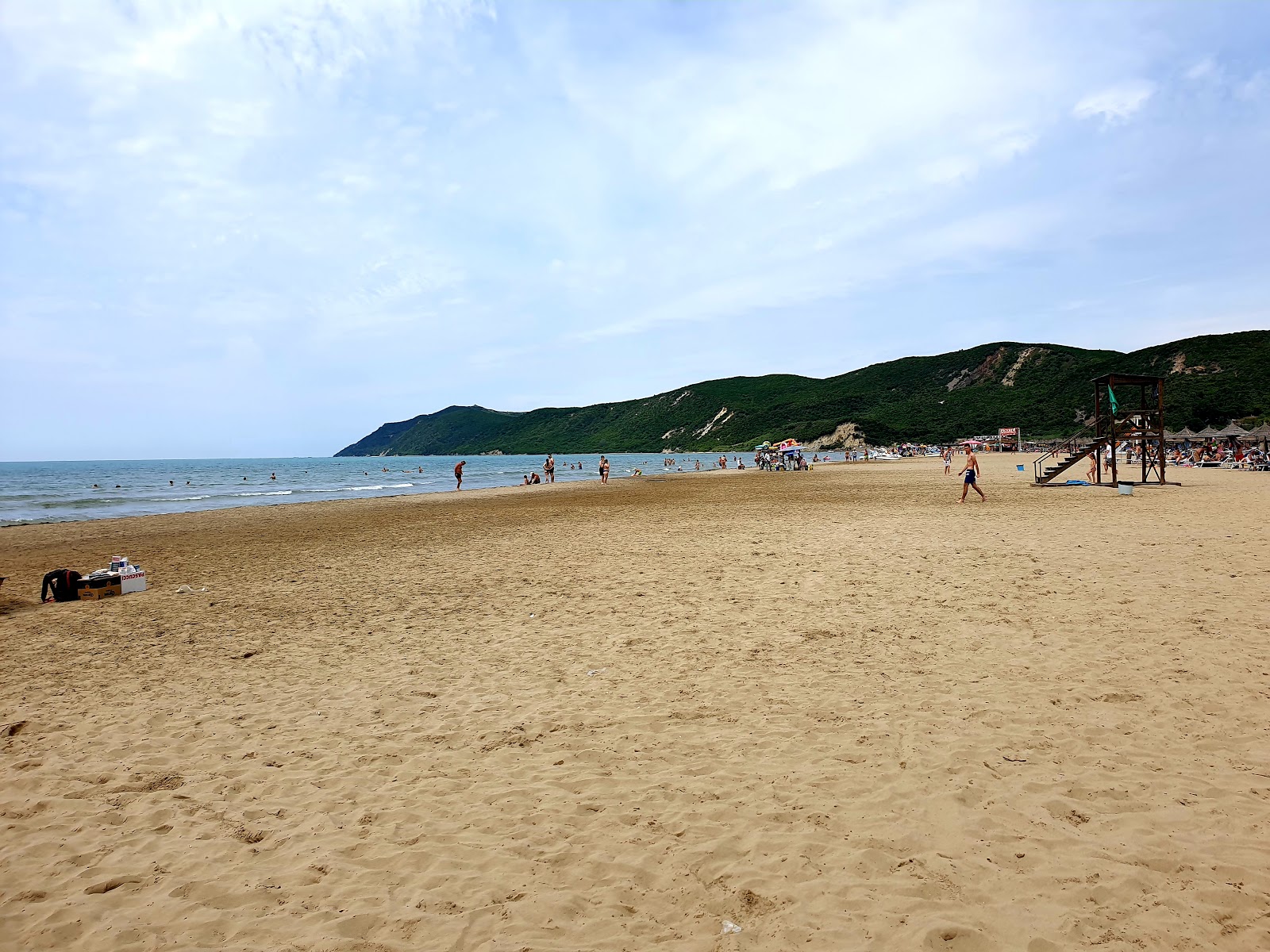 Foto di Shen Pjetri Beach circondato da montagne