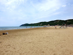 Photo de Shen Pjetri Beach entouré de montagnes