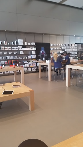 Computer Store «Apple Eton», reviews and photos, 28849 Chagrin Blvd, Woodmere, OH 44122, USA