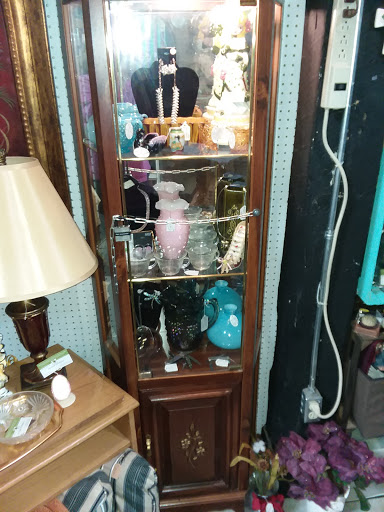 Flea Market «Springfield Flea Market & Gifts», reviews and photos, 1325 E Trafficway St, Springfield, MO 65802, USA