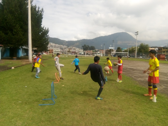 Opiniones de Cancha de fútbol de La Isla en Quito - Campo de fútbol