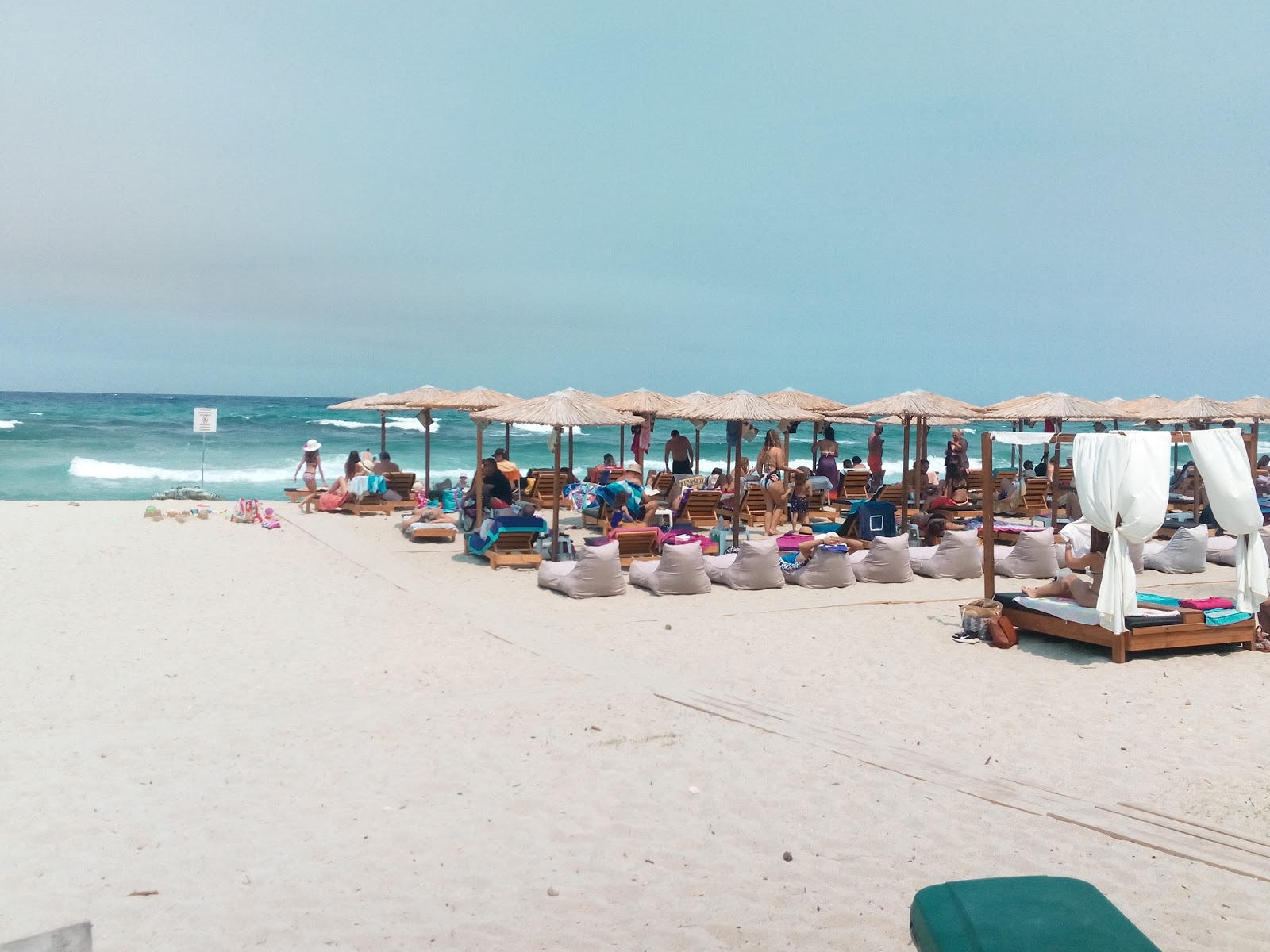 Foto de Praia de Mesakti apoiado por penhascos