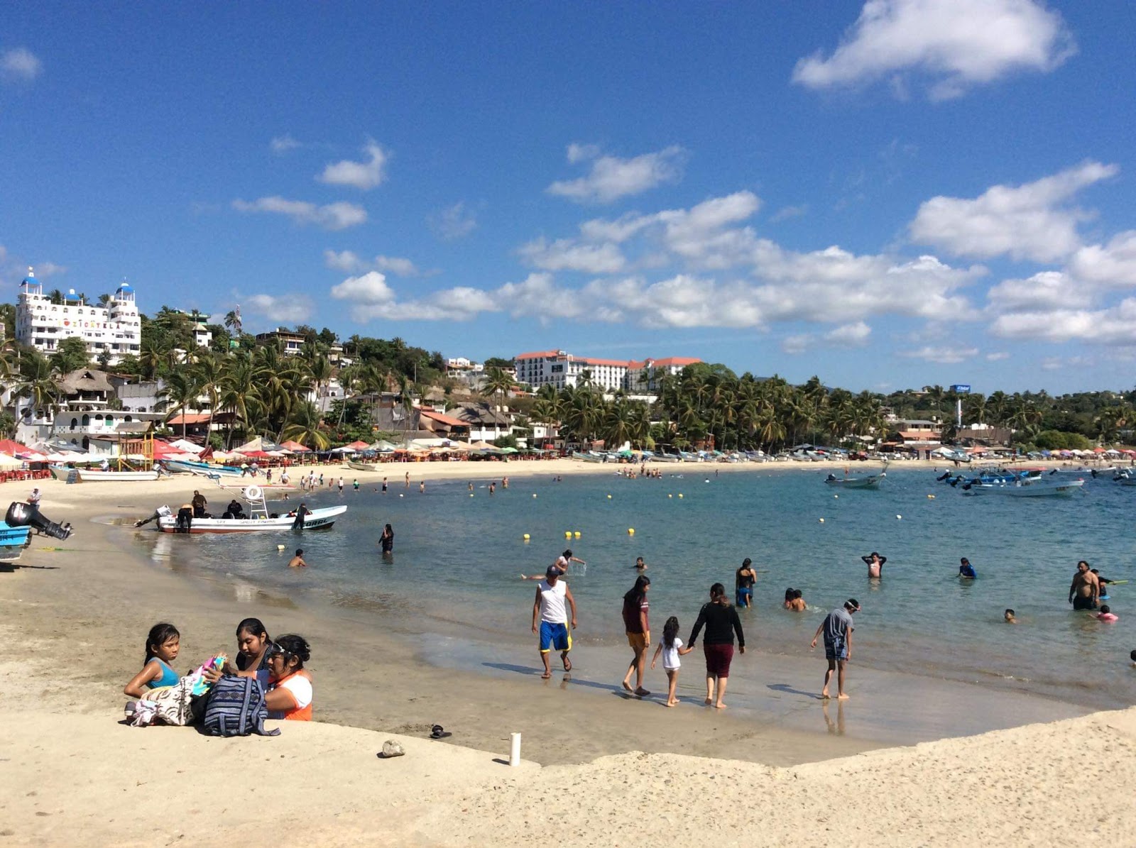 Valokuva Playa Puerto Escondidoista. pinnalla turkoosi vesi:n kanssa