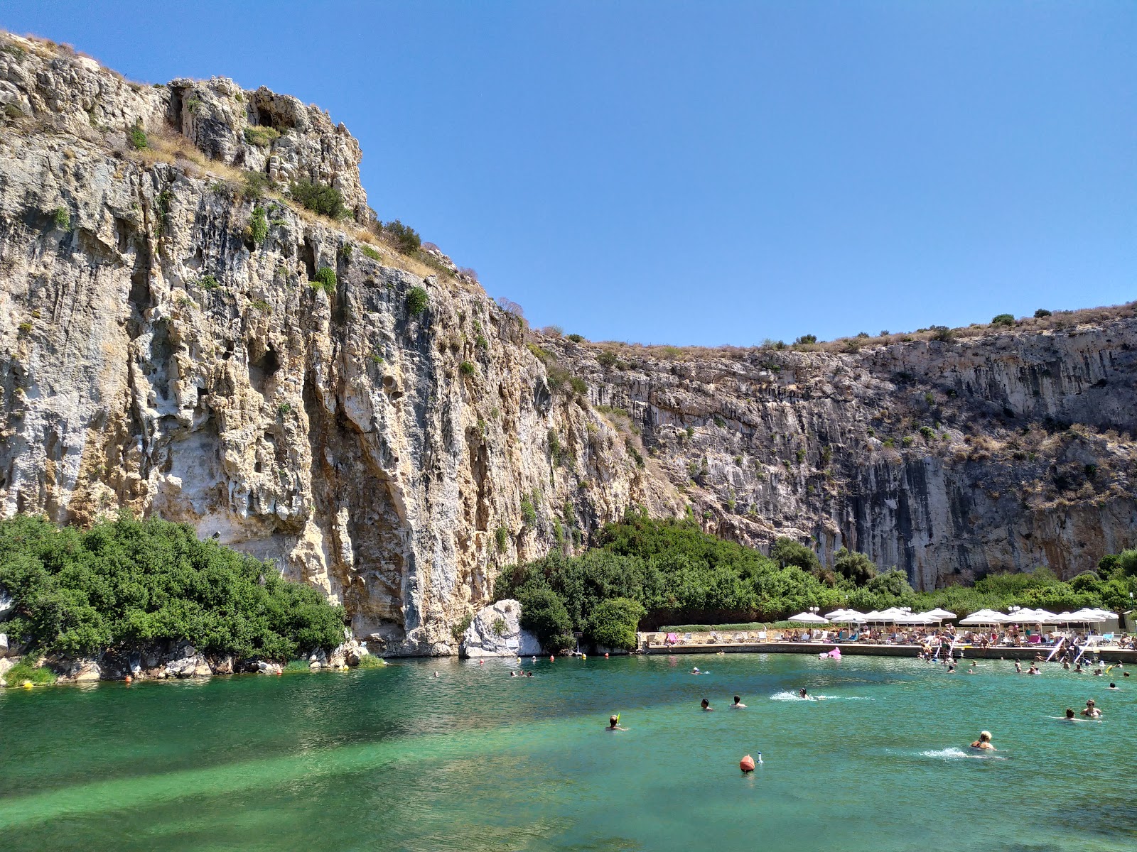 Zdjęcie Vouliagmeni Lake z powierzchnią utwardzona betonowa powierzchnia