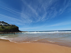 Whale Beach'in fotoğrafı dağlarla çevrili
