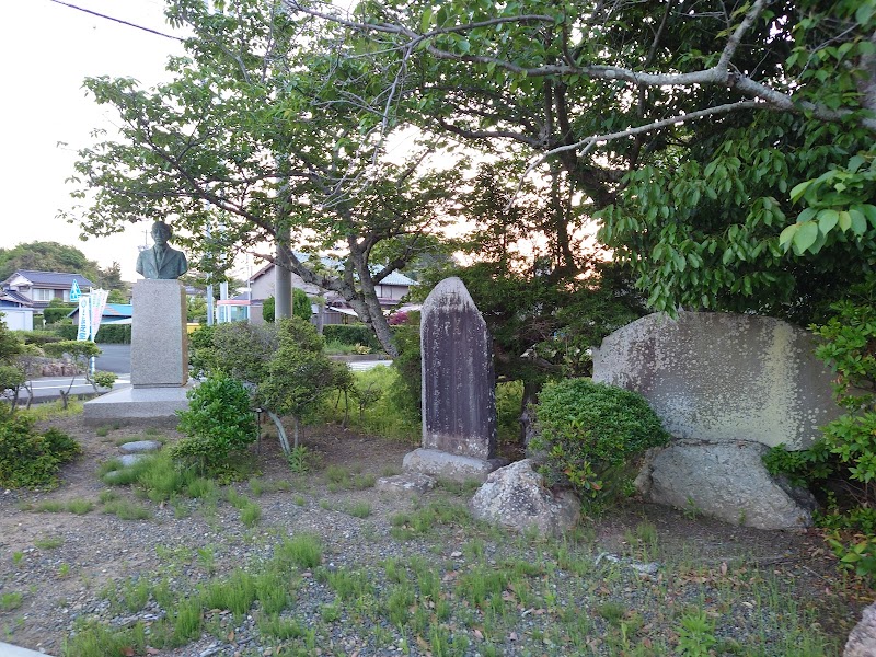 内山竹蔵の胸像と石碑