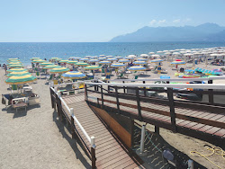 Salerno Plajı'in fotoğrafı geniş bir kıyı şeridi ile birlikte