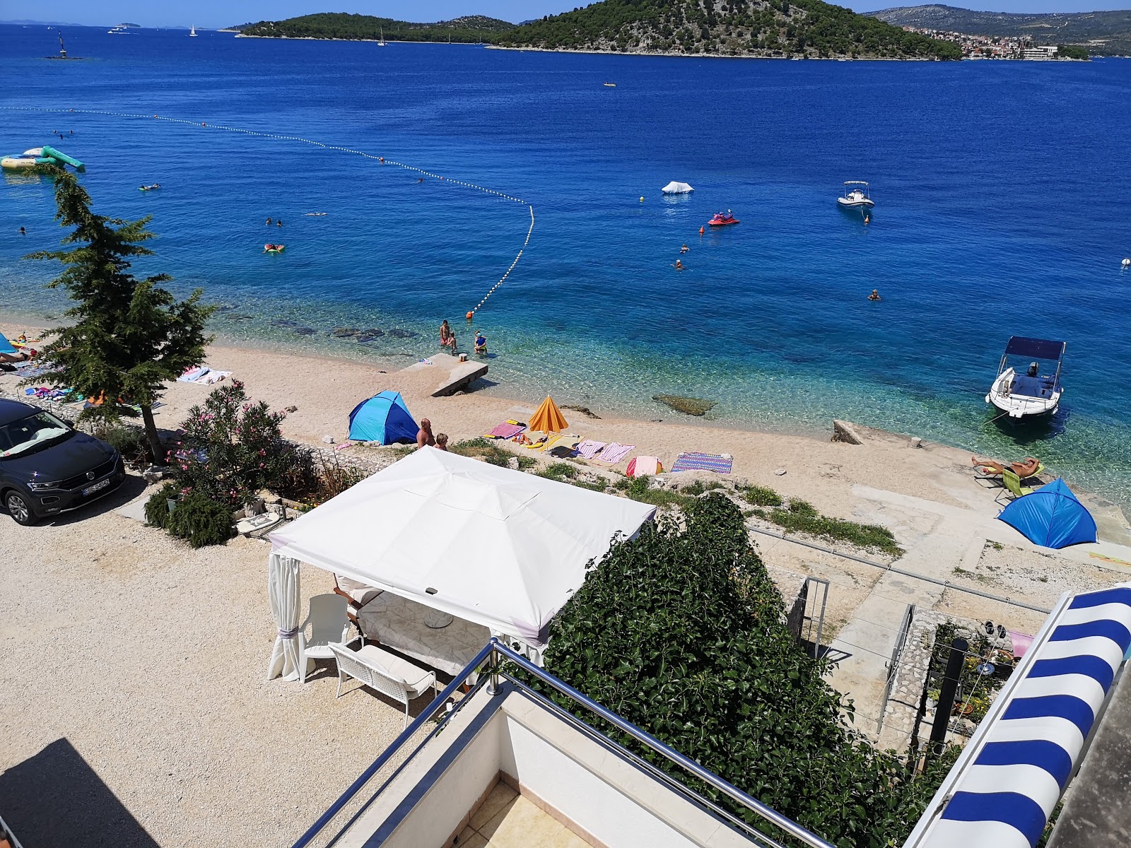 Photo de Varos beach avec un rivage droit