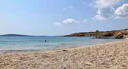 Paralia Makra Miti'in fotoğrafı dağlarla çevrili