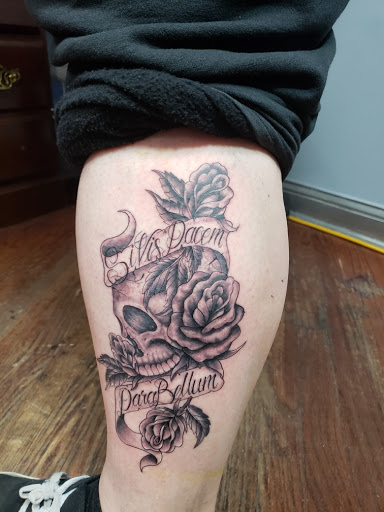 Sub Q Tattoo & Body Piercing, 2 W Main St, Middletown, NY 10940, USA, 