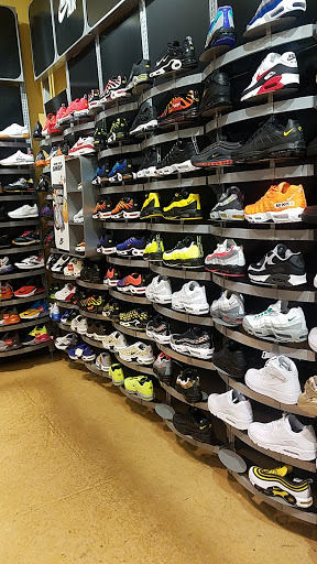 Shoe Store «Champs Sports», reviews and photos, 2901 S Capital of Texas Hwy, Austin, TX 78746, USA