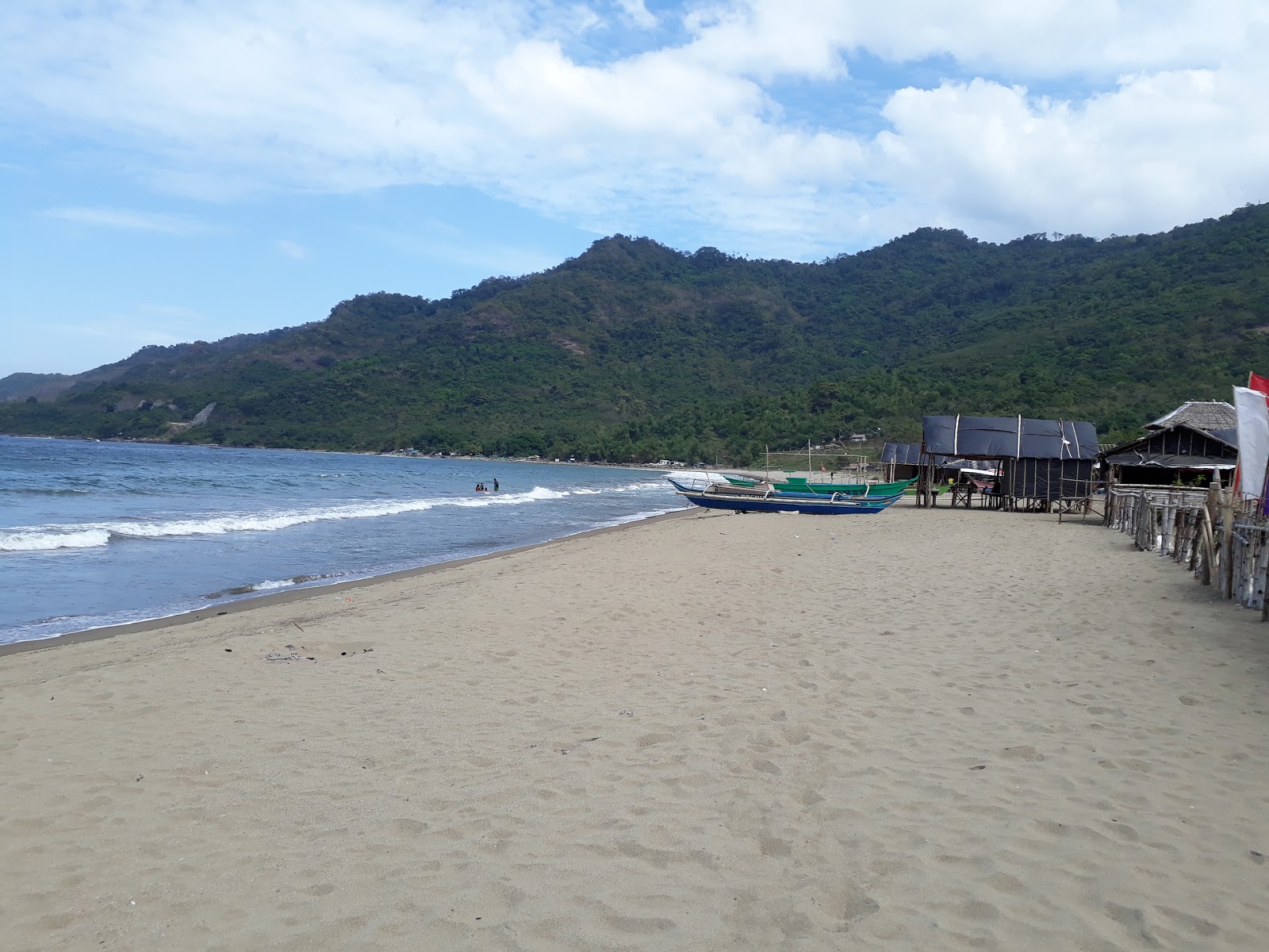 Foto de Patungan beach - lugar popular entre os apreciadores de relaxamento