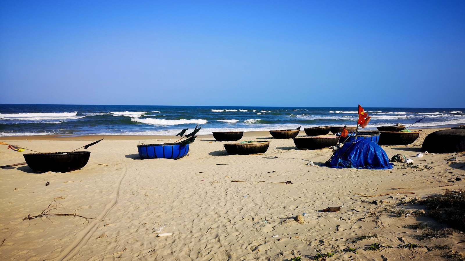 Foto von Binh Duong Beach mit langer gerader strand