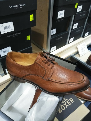 Shoe Store «DSW Designer Shoe Warehouse», reviews and photos, 4039 Richmond Rd, Warrensville Heights, OH 44122, USA
