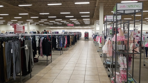 Clothing Store «Burlington Coat Factory», reviews and photos, 510 Howe Ave, Cuyahoga Falls, OH 44221, USA