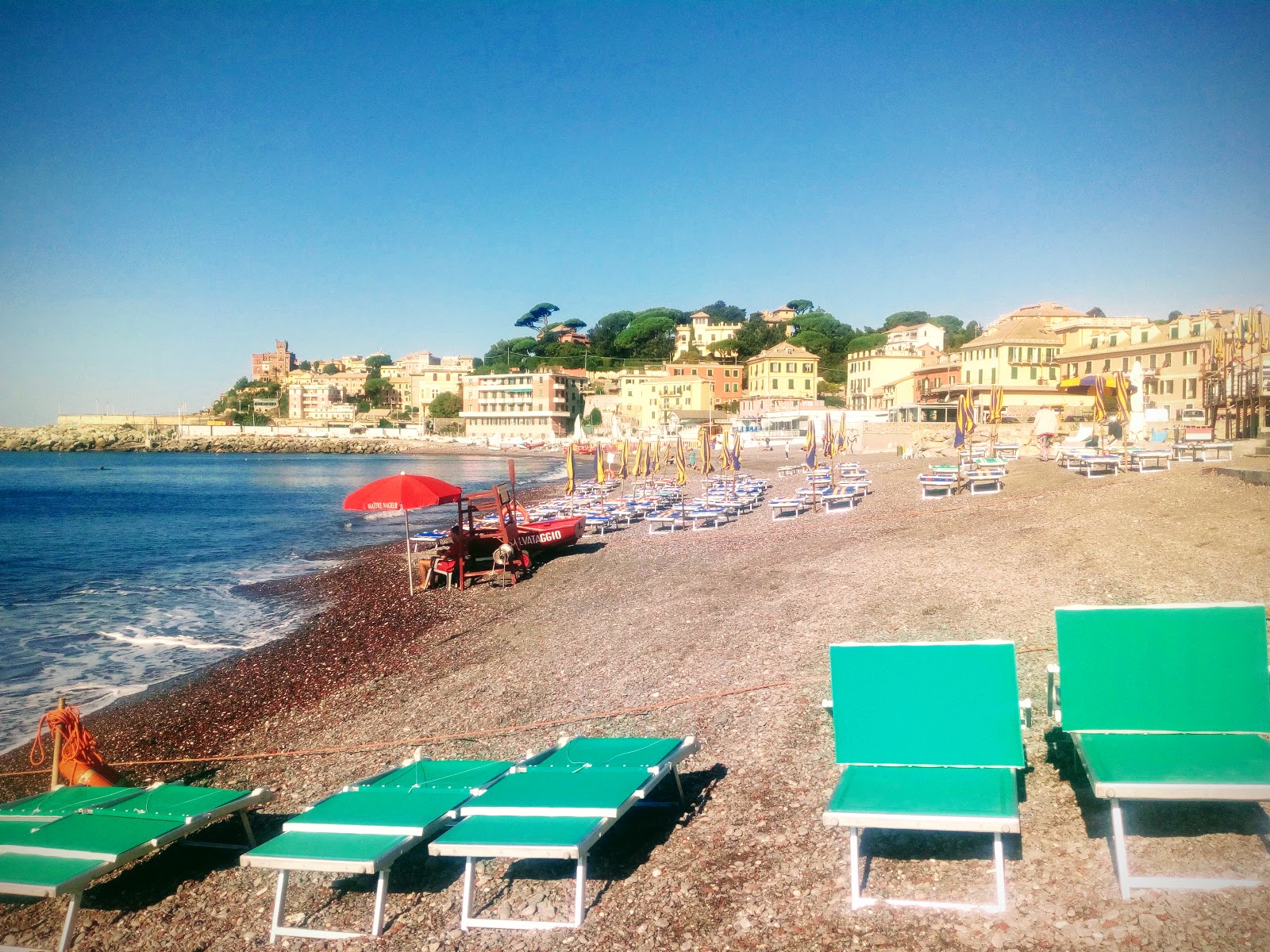 Fotografie cu Spiaggia Sturla sprijinit de stânci