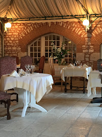 Atmosphère du Restaurant français La Grande Tour à Saint-Ay - n°8