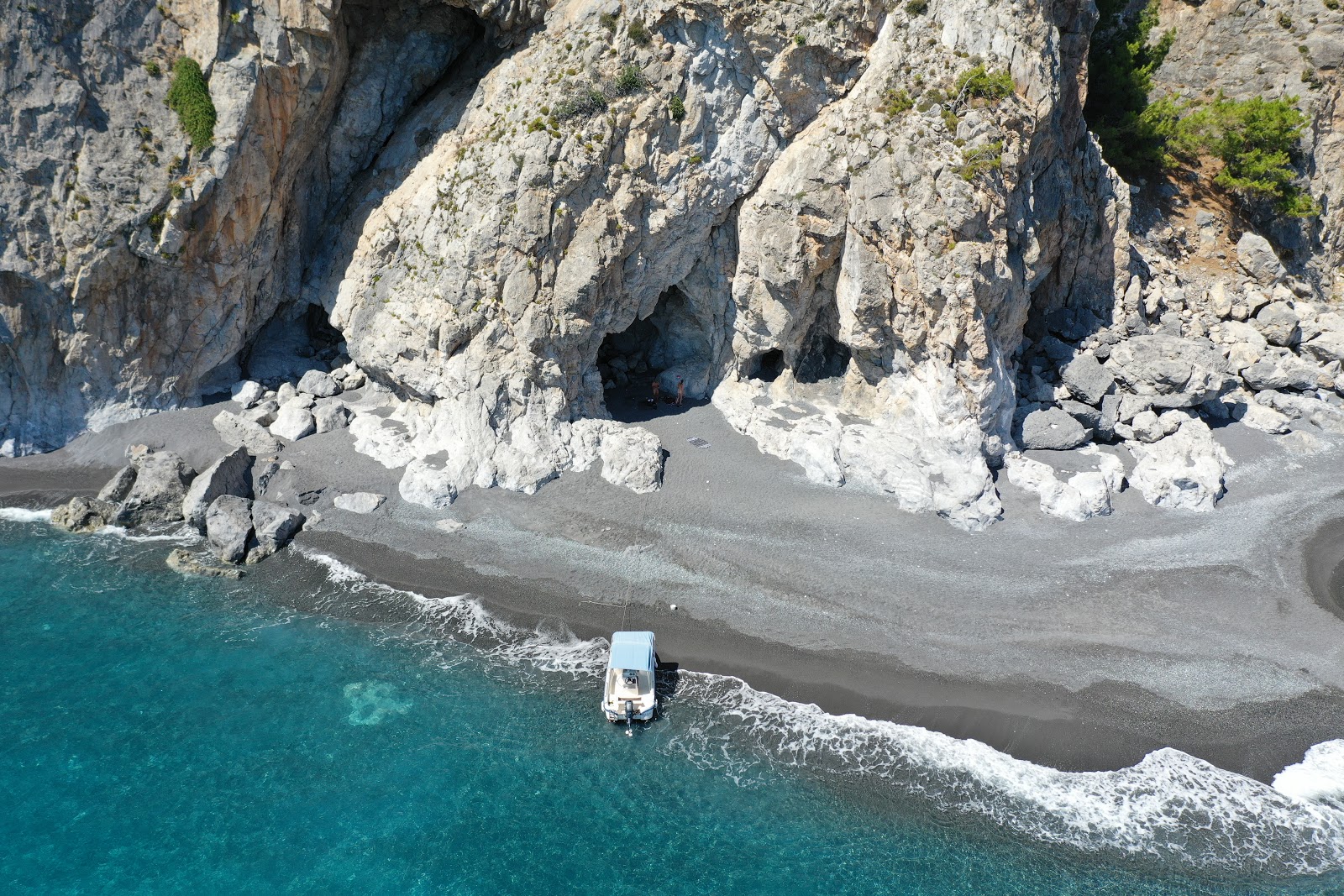 Zdjęcie Monk beach z przestronna linia brzegowa