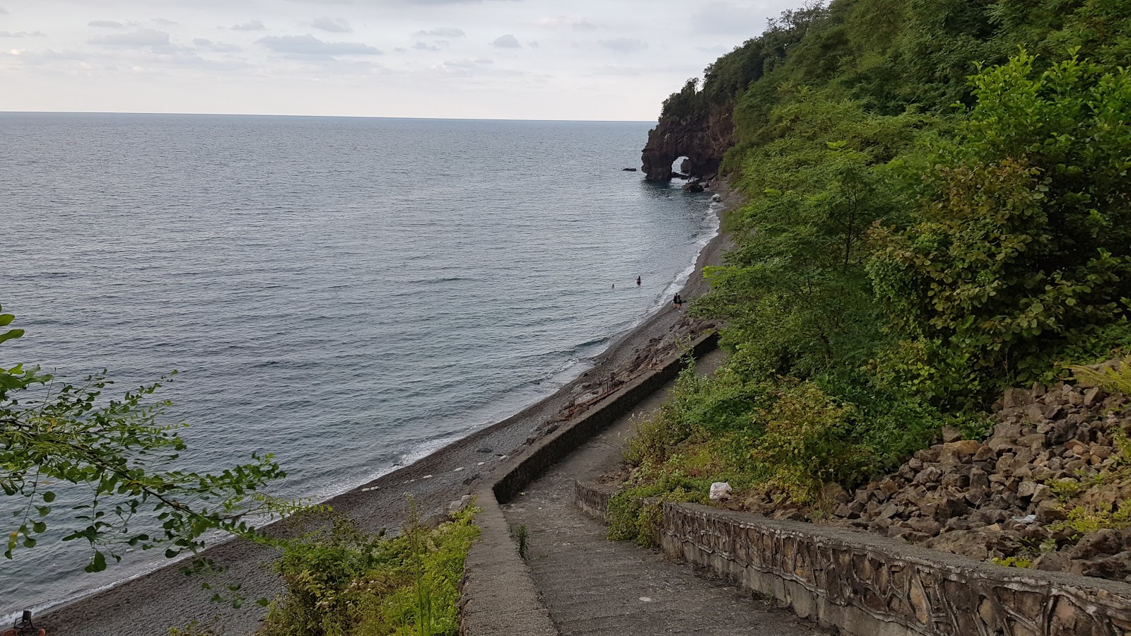Foto von Deliklitas Beach von Klippen umgeben