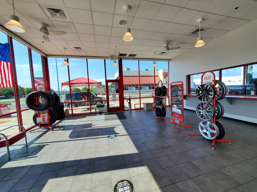 Tire Shop «Discount Tire Store - Springfield, MO», reviews and photos, 3670 S Glenstone Ave, Springfield, MO 65804, USA