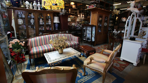 Lynn's Antiques & Used Furniture