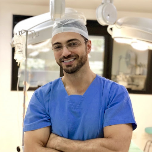 Dr. Khaled Bazzi, Cirurgião plástico